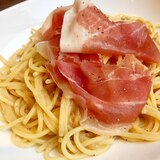 生ハムトッピングのクリームパスタ